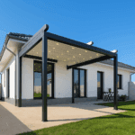 Pergolă retractabila cu structură aluminiu și lumină LED ambientală