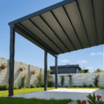 Pergola retractabilă cu membrană PVC carbon – terasă rezidențială