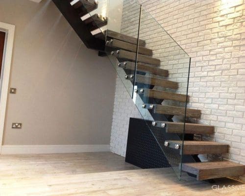 balustrada din sticla pe scara interioara cu prinderi laterale